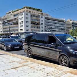 Traslado fácil de van e microônibus da cidade de Atenas para o aeroporto de Atenas