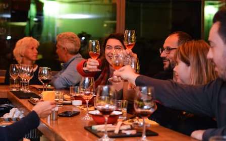 Atenas: Tour de degustação de comida e vinho à noite