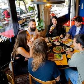 Atenas: Excursão a pé guiada por comida de rua local vegana
