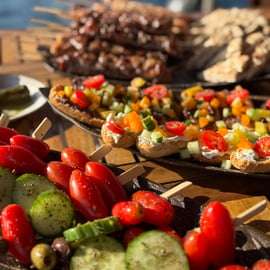 Cruzeiro ao pôr do sol na Riviera de Atenas – Meio dia de natação e churrasco a bordo