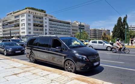 Traslado fácil de van e microônibus da cidade de Atenas para o aeroporto de Atenas