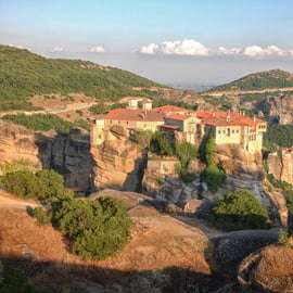Excursão de dia inteiro às Termópilas, Meteora e Delfos