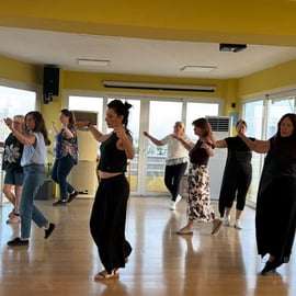 Atenas: aprende las danzas griegas con un dulce capricho