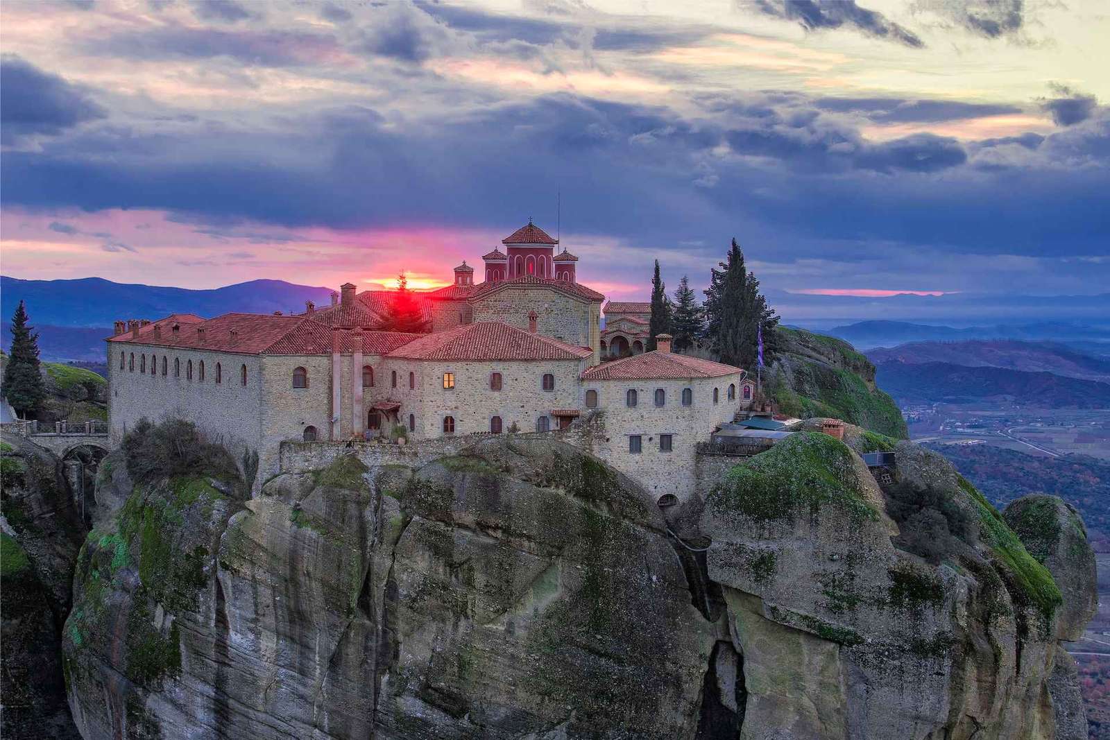 Atenas: Excursión de 2 días a Meteora con hotel, puesta de sol y excursión matinal