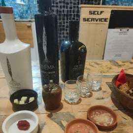 Experiência de azeite de oliva extra virgem com vinho e ervas