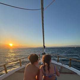 Cruzeiro ao pôr do sol na Riviera de Atenas – Meio dia de natação e churrasco a bordo