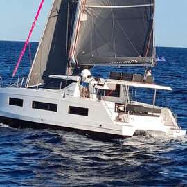 Atenas: Cruzeiro de catamarã com churrasco e bebidas