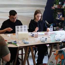 Atenas: oficina de arte em mosaico no bairro de Gazi