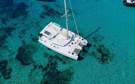 Atenas: Cruzeiro de catamarã com almoço leve e vinho