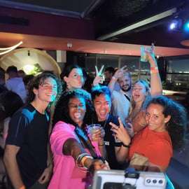 Fiesta en Atenas Pub Crawl con Bebidas Ilimitadas y Acceso al Club